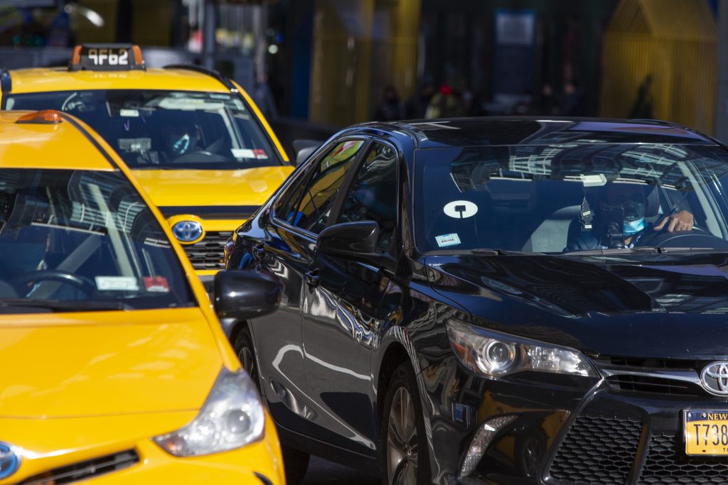 Supir Taksi New York Membenci Uber. Sekarang Membantunya